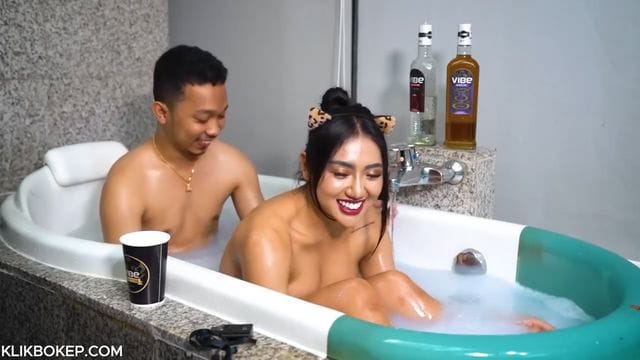 Bokep Indo Melly3gp si Manis Mandi Bareng di Bak Mandi VIRALLL